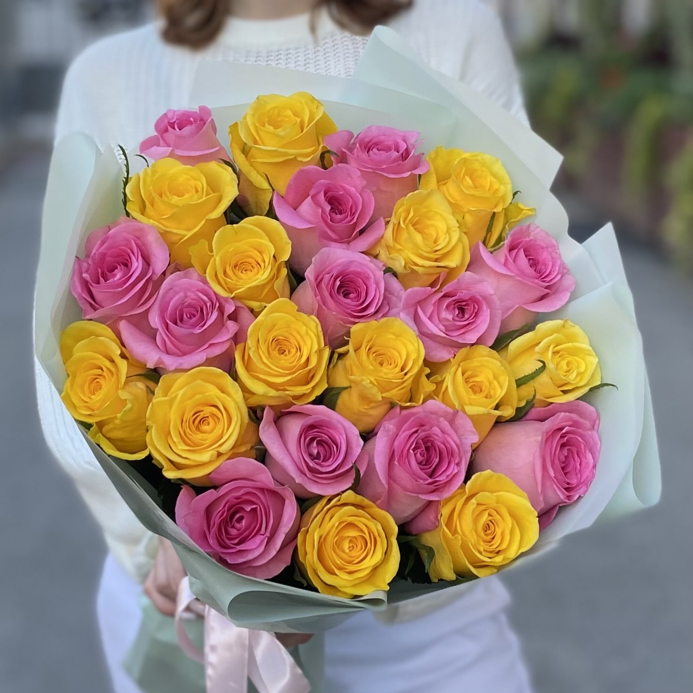 25 розовых и желтых роз 60 см